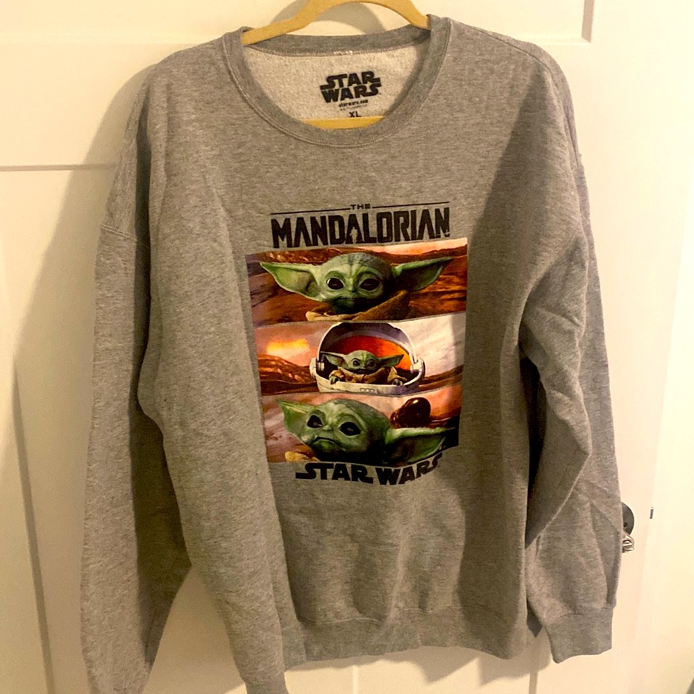 STARWARS Mandalorian sweatshirt with baby Yoda!!